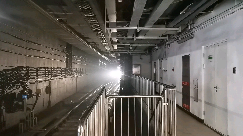 石家庄地铁1号线西王站列车折返后进站