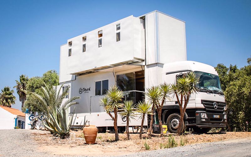 奔驰双层房车旅店,可伸缩变2楼别墅,为何周租4万还供不应求