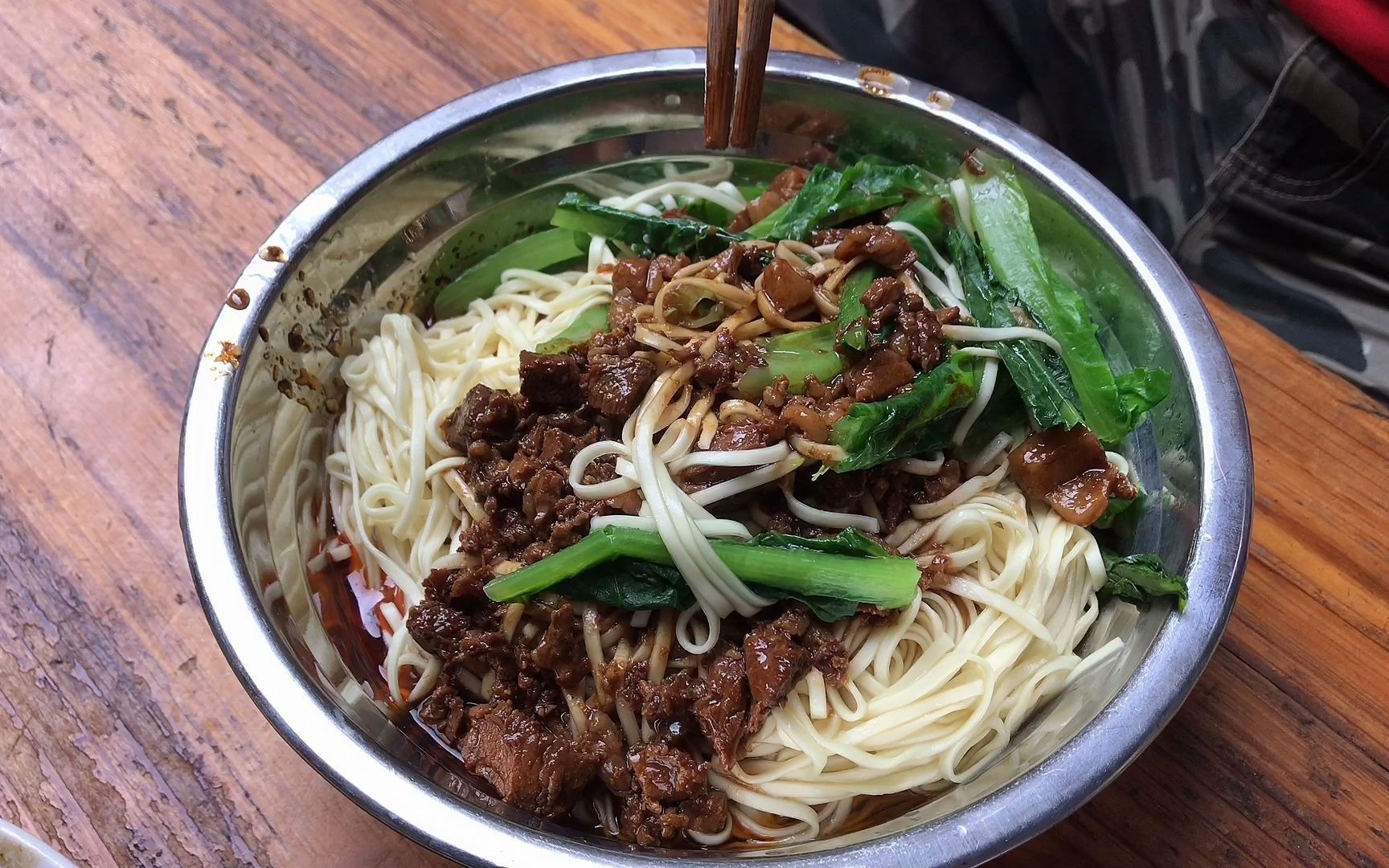 泸州皂角巷无名面馆的干杂面,分量太实在,三两整下去午饭都省了