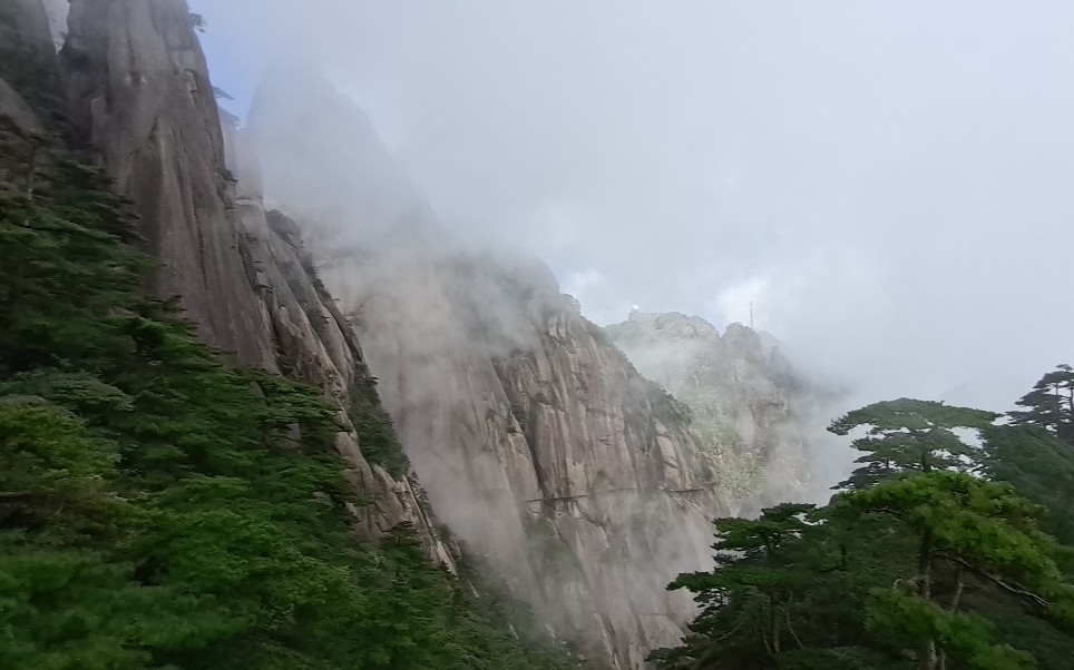 [图]黄山云雾缭绕，一路的风景变幻多端，时时处处都能给人以惊喜