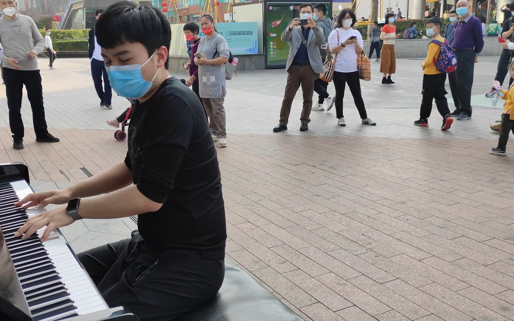 [图]街头奏响《魔女之旅》时，竟能施展美妙的音乐“魔法”