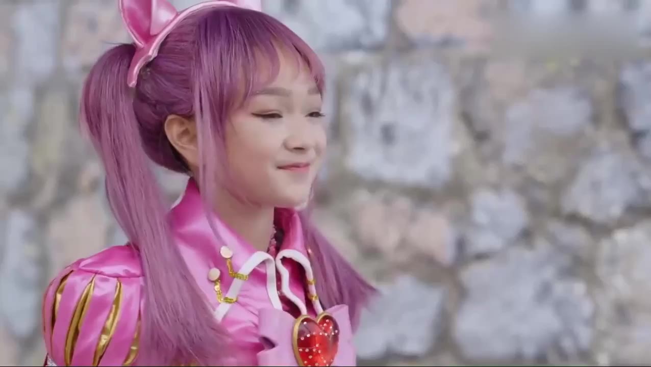 舞法天女朵蜜天女天舞台上展示炫光舞法跳的真好看