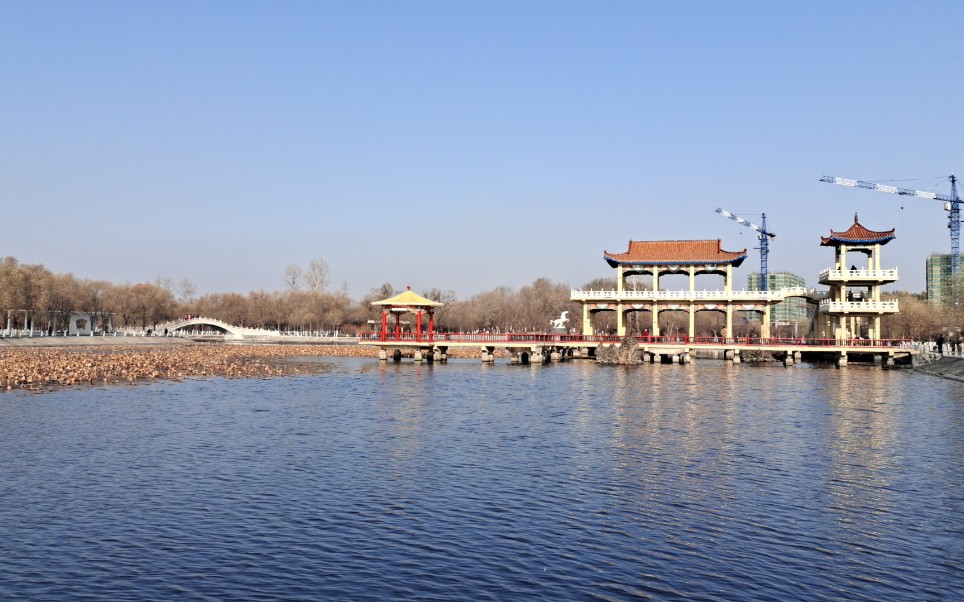 黑龙江北安人民公园,山水相依,游人唱歌跳舞各取所需,好不热闹