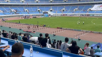 Скачать видео: 徐卓一13.47，宁潇涵13.52，谢文骏13.56，男子110米栏第二组