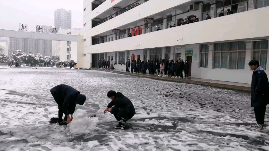 2022年2月7日嘉鱼一中校园春雪之冰天雪地欢乐多哔哩哔哩bilibili