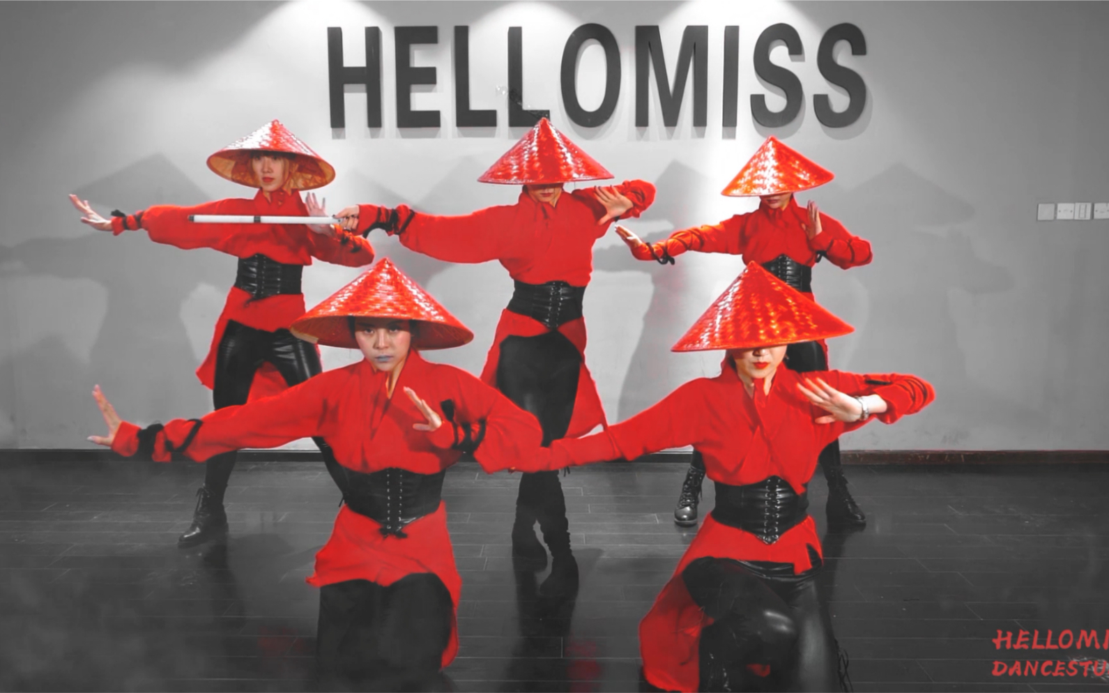 [图]【HelloMiss】参与电影“跳舞吧，大象”录制 里面的哈喽小姐姐组合就是我们呦 酷不酷！