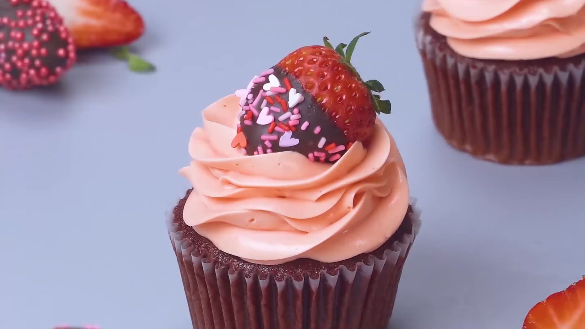 草莓装饰夹心纸杯蛋糕