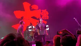 Video herunterladen: 犬儒 《天才艺术家》live