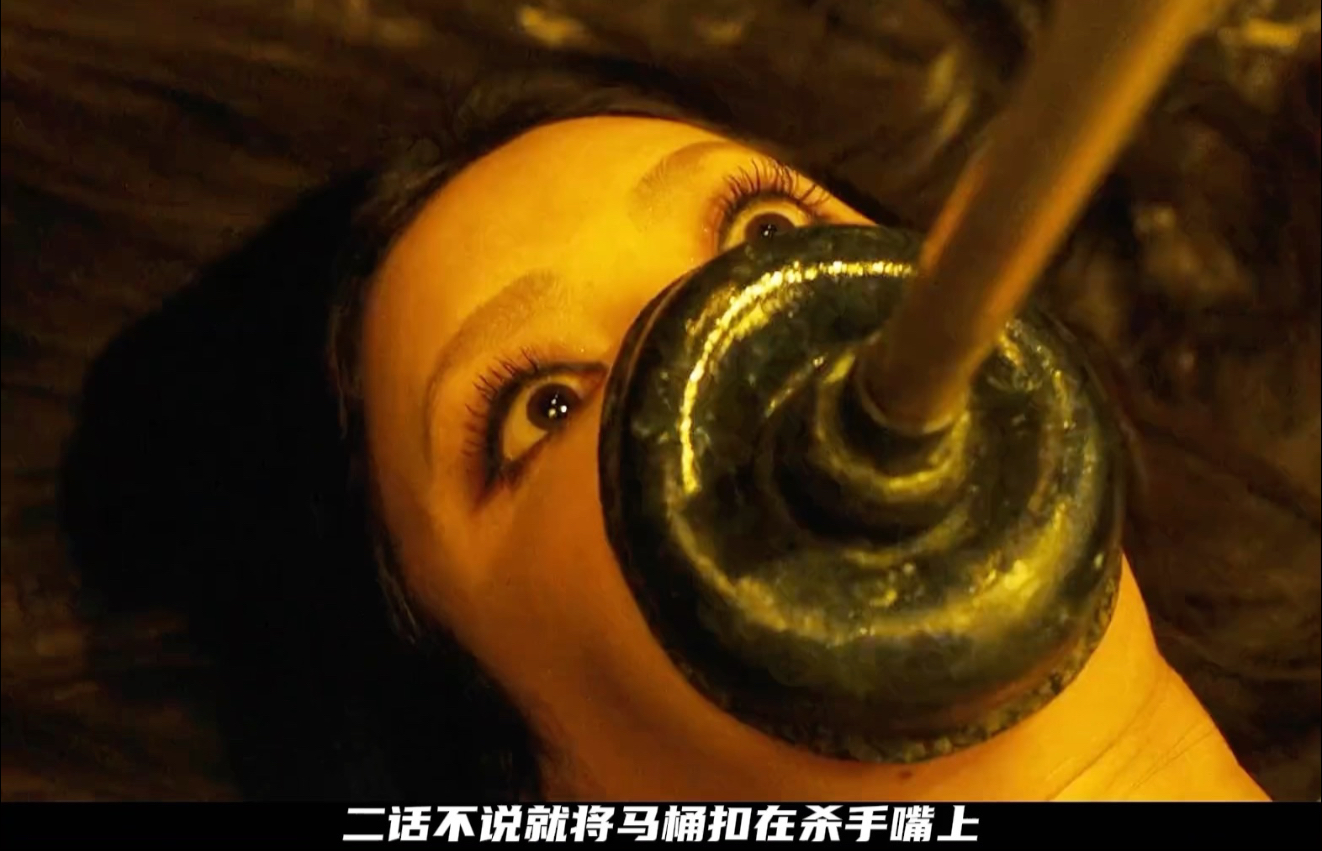这个女杀手太惨了,被男人用沾屎马桶塞堵住嘴巴