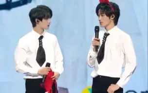 Download Video: 【鑫轩Ⅱ轩鑫】小红帽和小蝴蝶的故事～     时代少年团一周年演唱会串场 鑫轩CUT