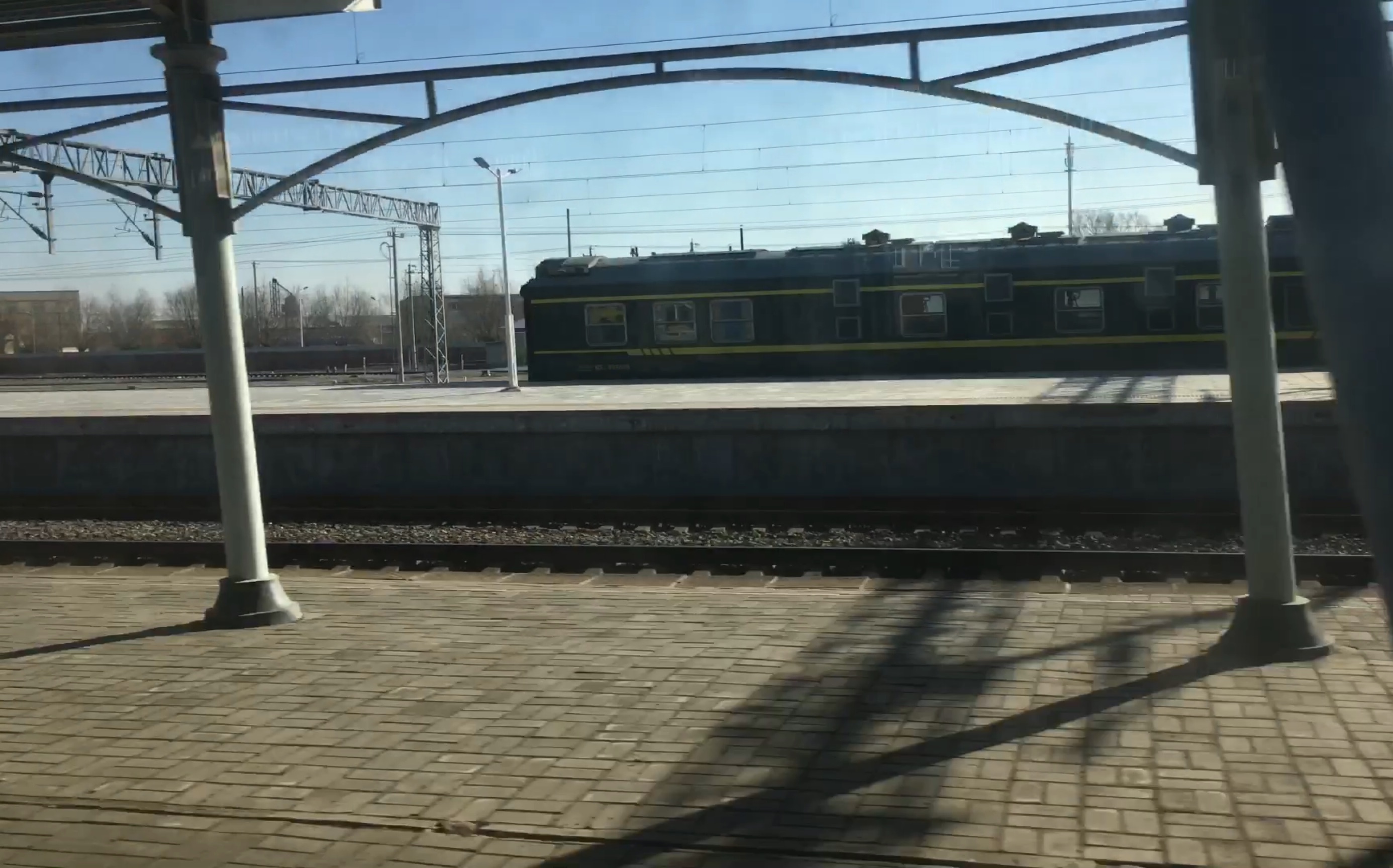 【列车跨越】 z113次海口至哈尔滨跨越沟帮子站