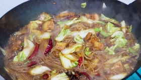 葱油饼的家常做法 不用发面做法简单 开水一烫 一卷一拉 外酥里软全家人都爱吃 哔哩哔哩 つロ干杯 Bilibili