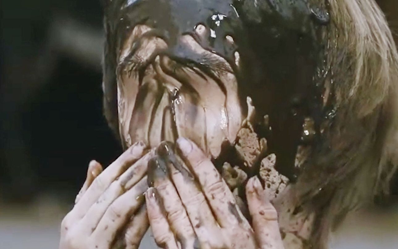 小镇的泥土拥有法力,沾上就会丢失五官,还会把人吞进肚子里《格林兄弟