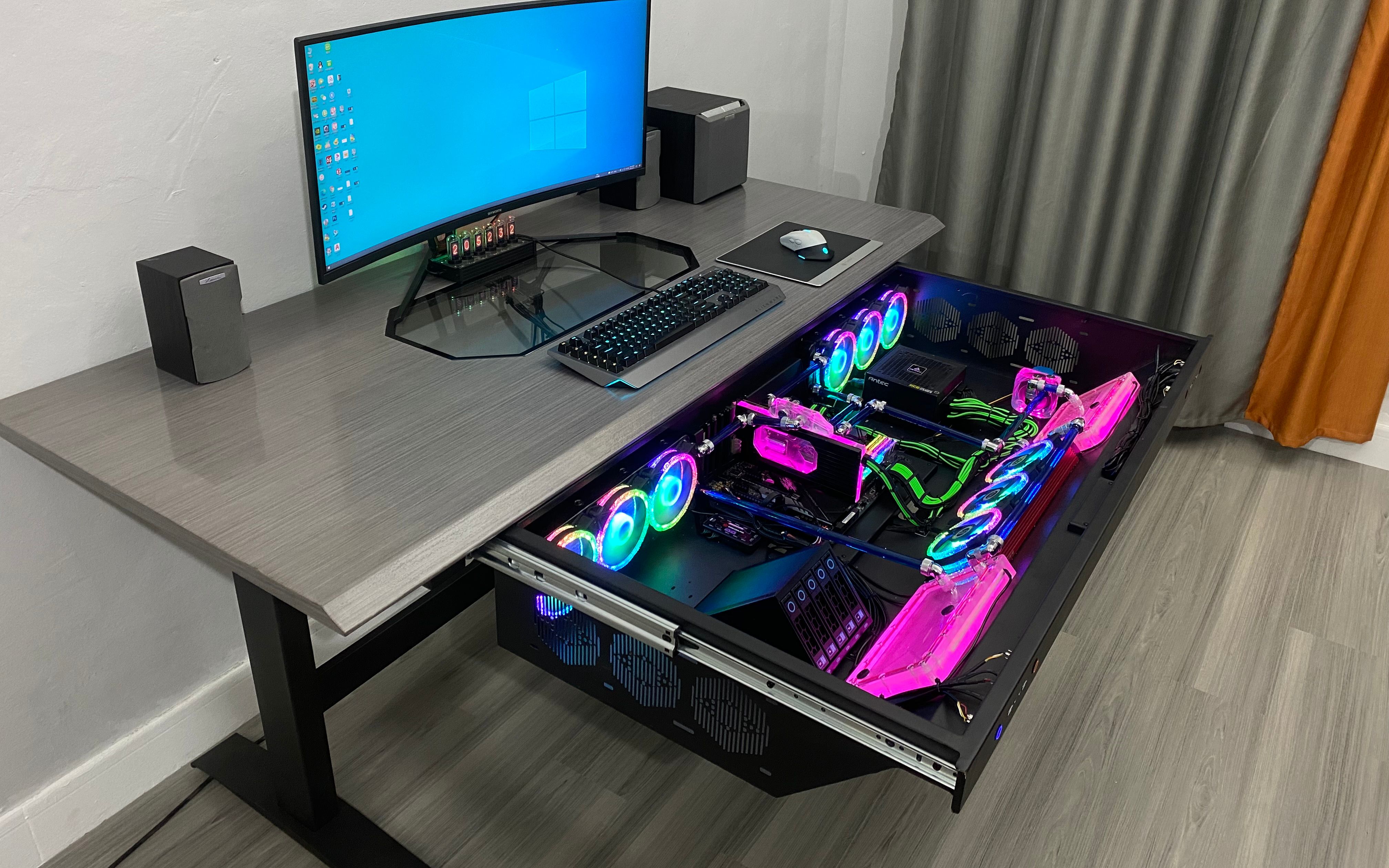 这是一个电脑机箱跟电脑桌一体化的电竞桌!抽屉式机箱