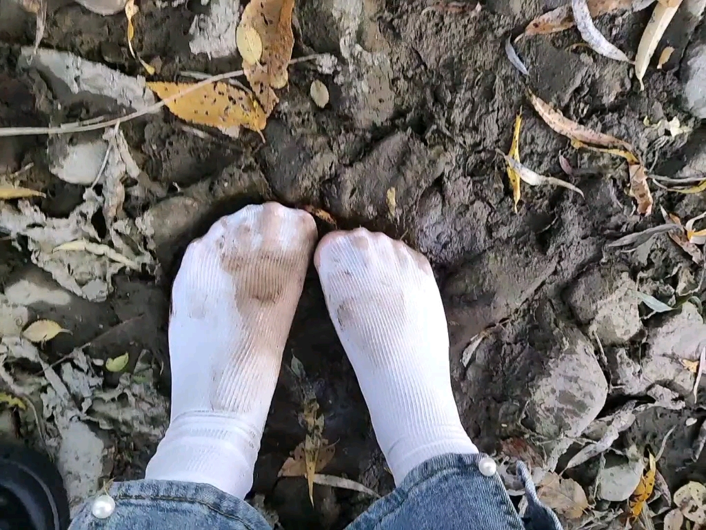 白色长筒袜子踩土图片