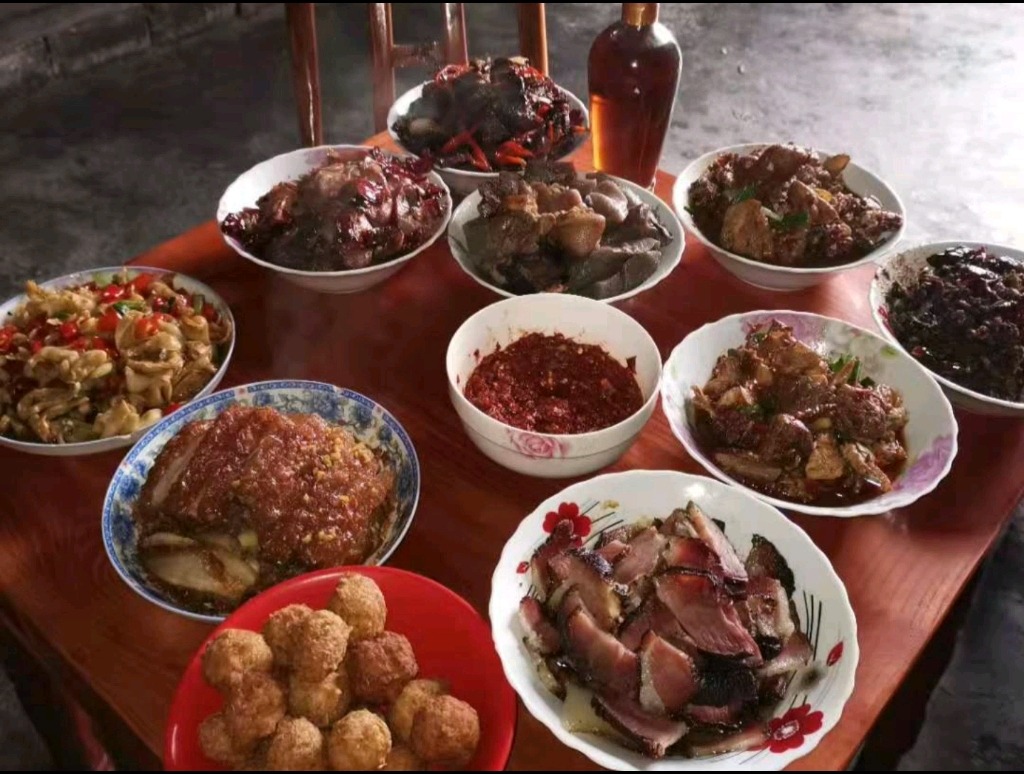 农村过年吃什么?柴火炒出来的饭菜就是好吃!腊肉蒸不错!