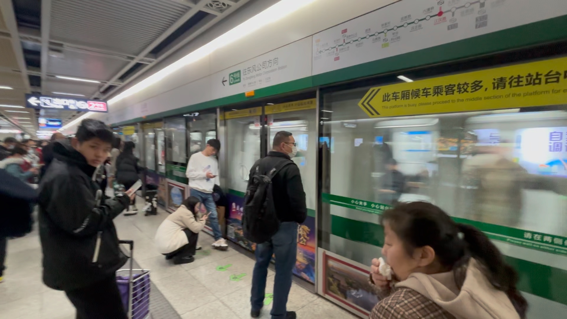 武汉地铁6号线646号车(东风公司方向)进江汉路站