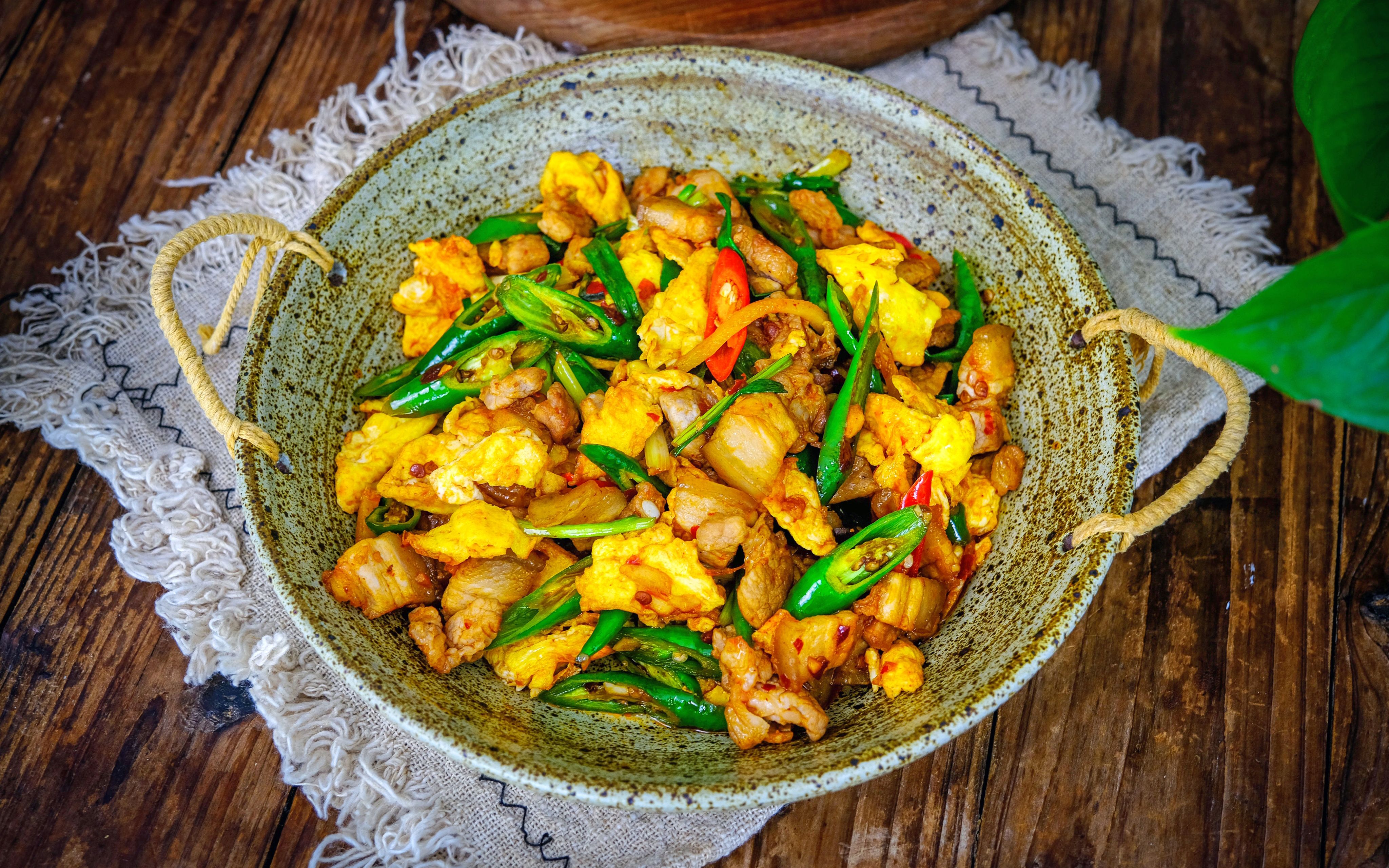 【少油版农家一碗香】10块钱简餐!随手一炒香爆了,饭店都靠它揽客