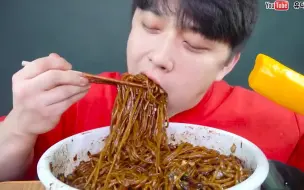 Tải video: 《深渊巨口》炸酱面吃完后 酱料还可以这么吃 学到了 韩国大胃王吃播