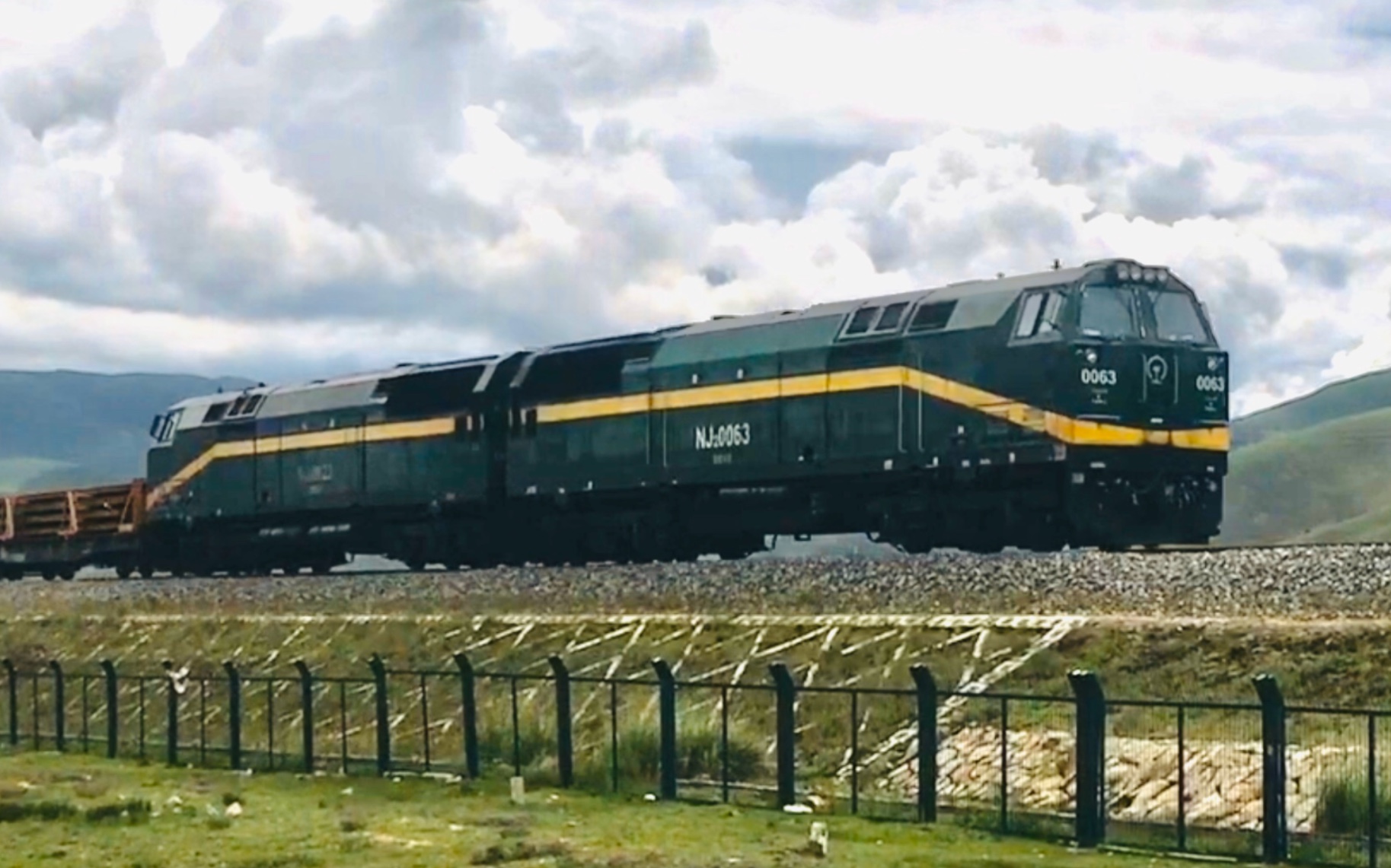 大美青藏线拍车 nj5火车头:老纸拉不动!