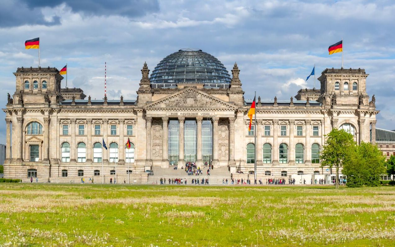 德国国会大厦上的德语为什么用第三格?德语里第三格到底指的什么?