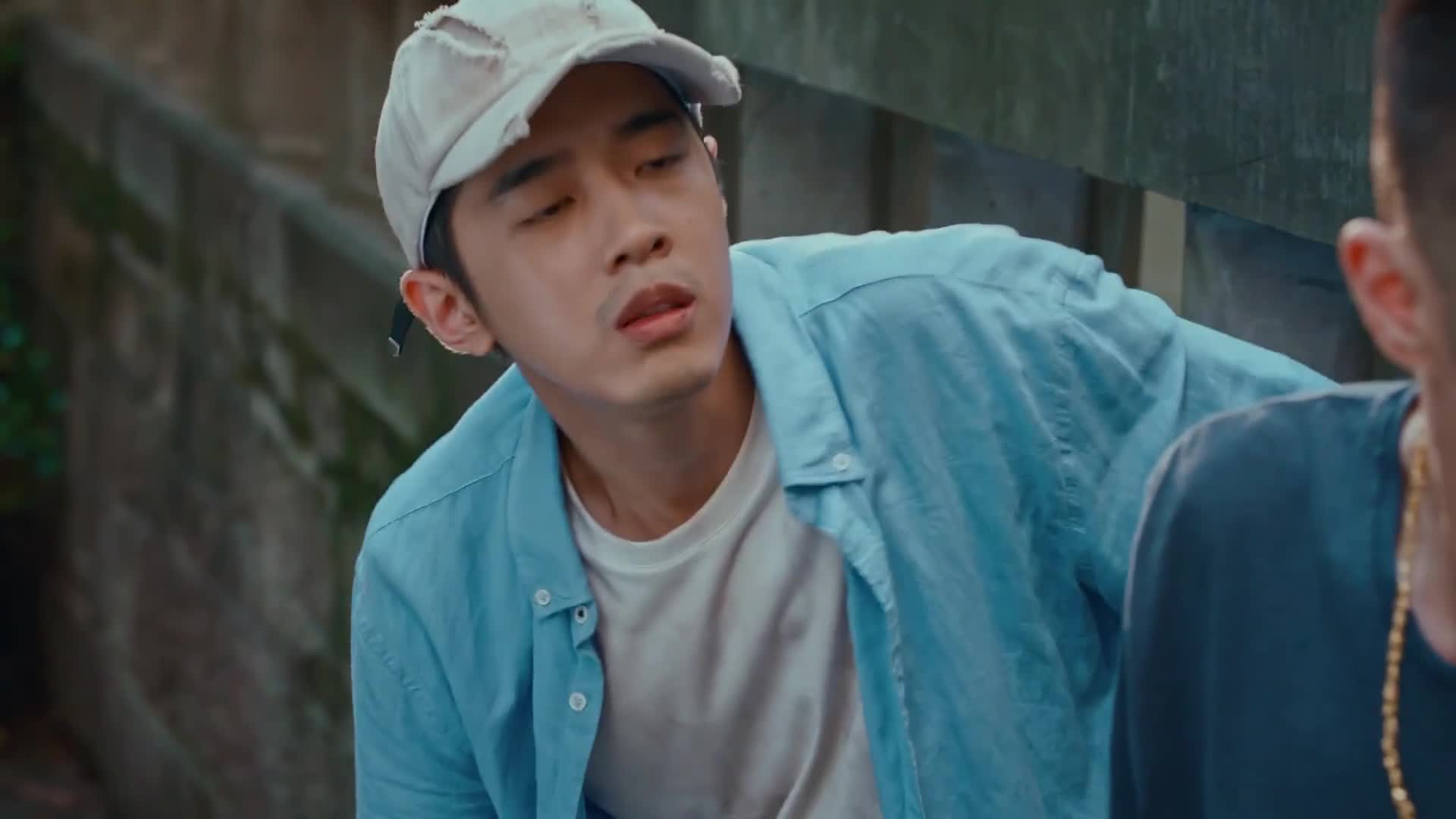 马田再次见到刘闻钦没想到刘闻钦已有了新的生活女朋友还这么体贴