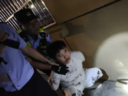 Tải video: 执法记录仪曝光！民警身中15刀捂伤口紧追歹徒，追击20米倒下不幸牺牲