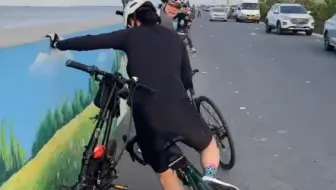 好消息：上锁了，坏消息：摔车了～
