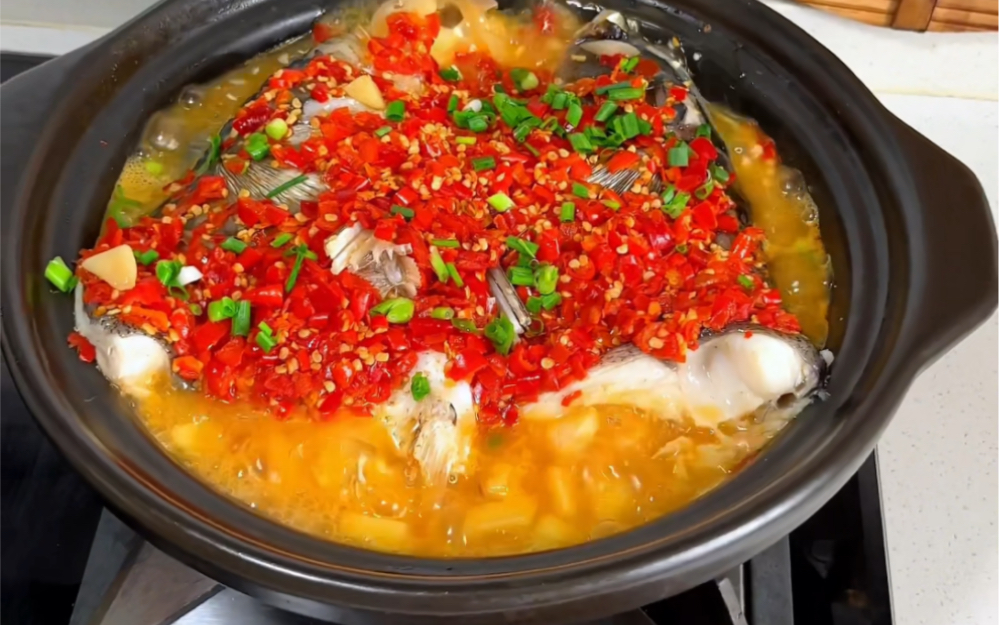 用砂锅做剁椒鱼头真的简单又美味,不用加一滴水,真的超级好吃,不好吃