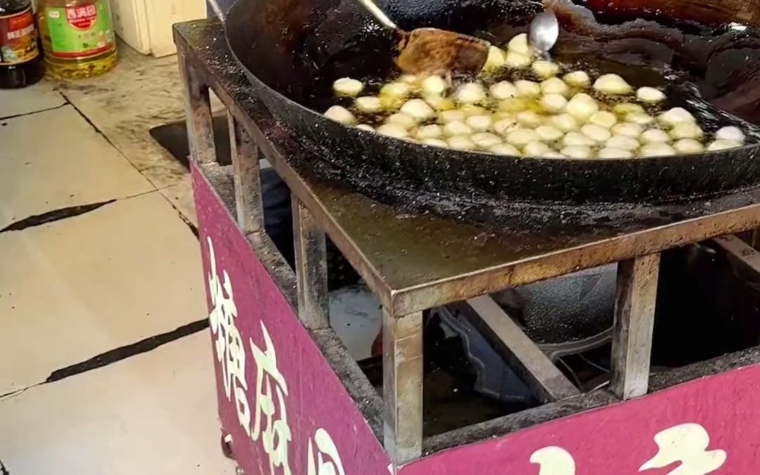街头偶遇糖油果子,守着大油锅出炉,4r一串!