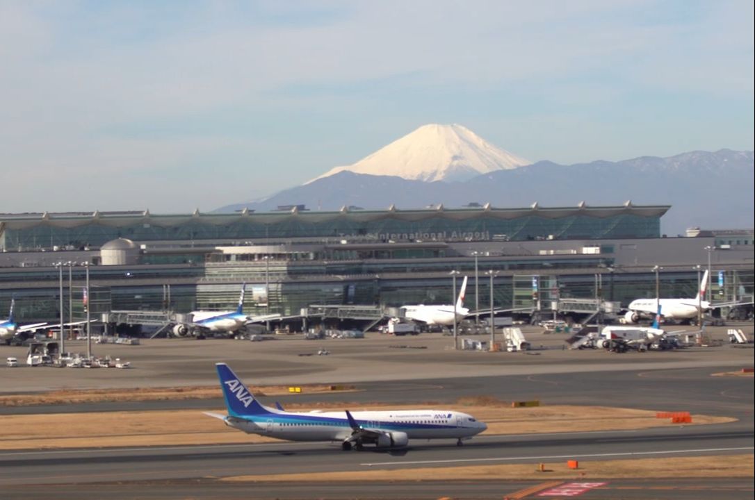 在东京城市机场机场看积雪的富士山