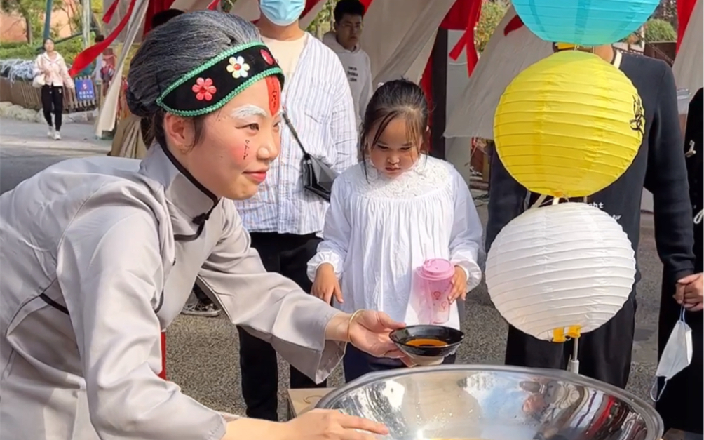 [图]万圣节摆摊去卖孟婆汤，小孩居然被吓到了！