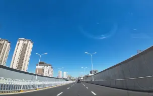 Descargar video: 异常晴朗的一天，开车 从廊坊站向东向北往京津高速方向