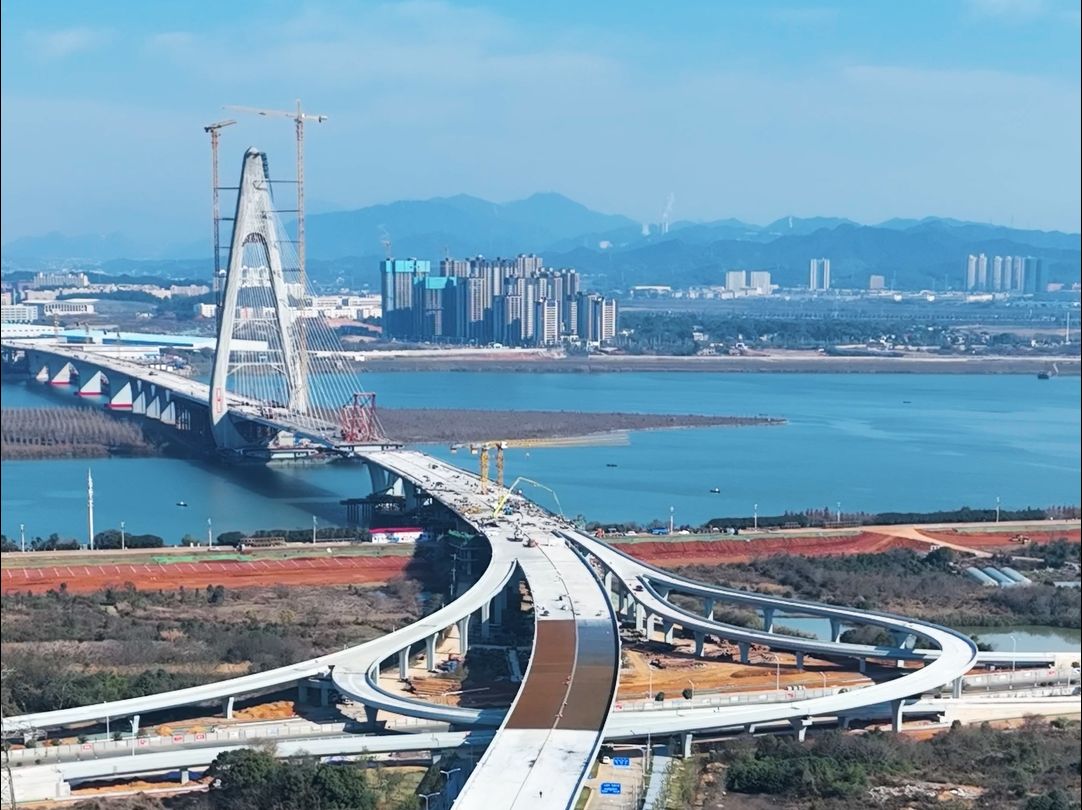 长沙第十四座在建过江大桥,也是长沙最高的跨江大桥,香炉洲大桥
