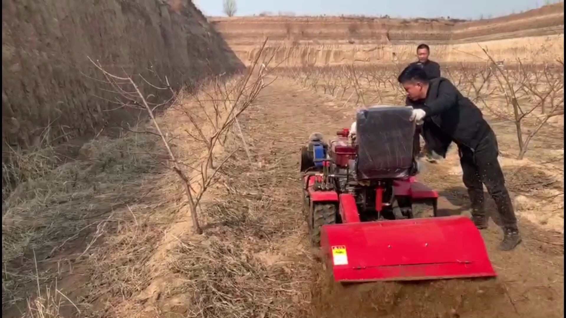 [图]与众不同的旋耕机，一边刨一边旋耕