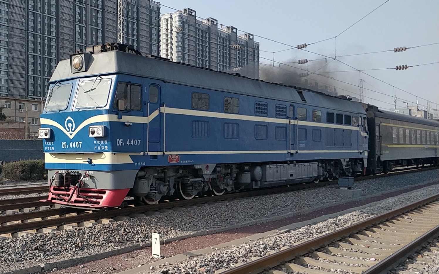 铁路随拍京局花猫df4c4407捕捉水南庄道口晨