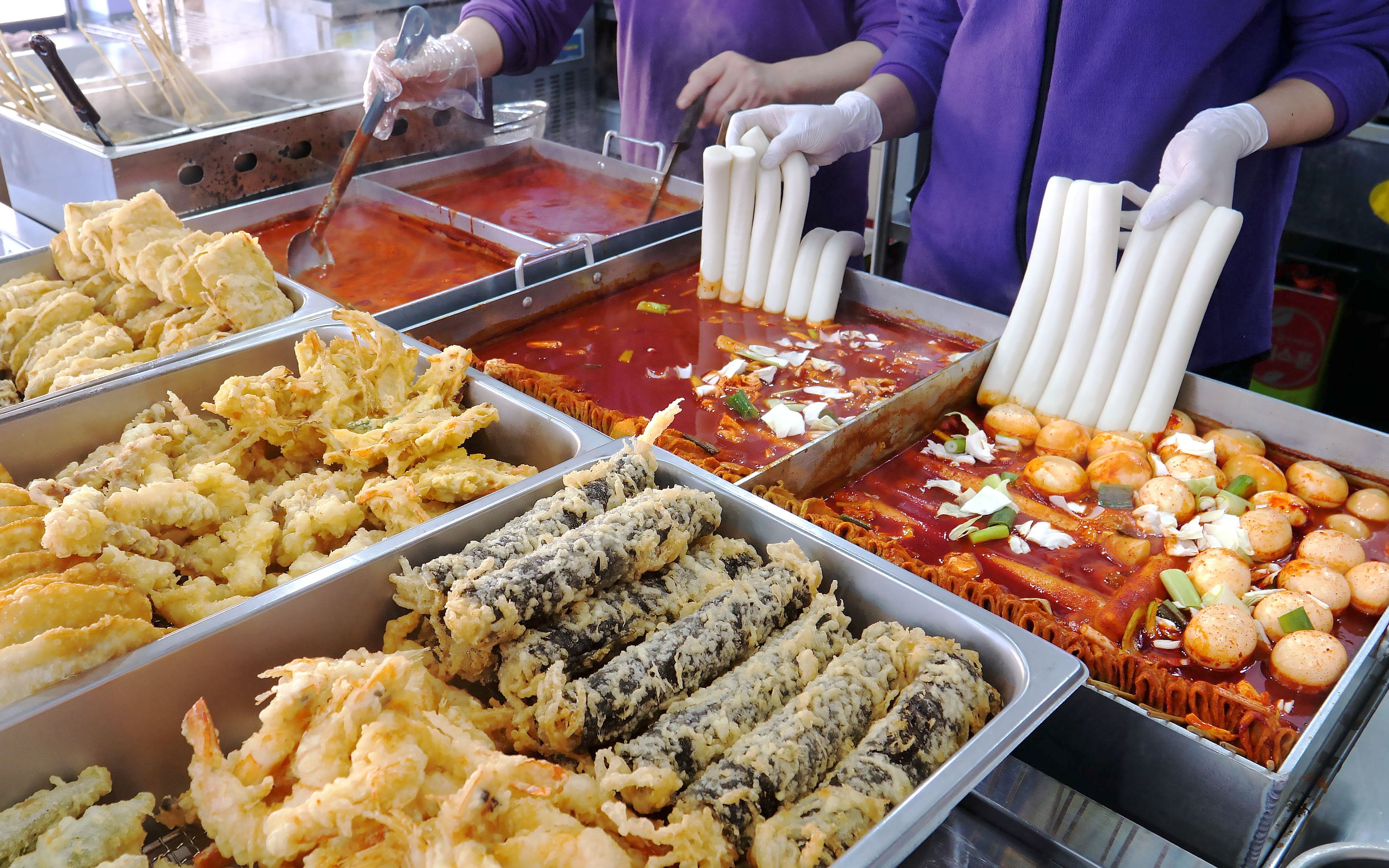 [图]【韩国街头美食】深受食客喜欢的小吃店，有煎饺、炸年糕、关东煮~