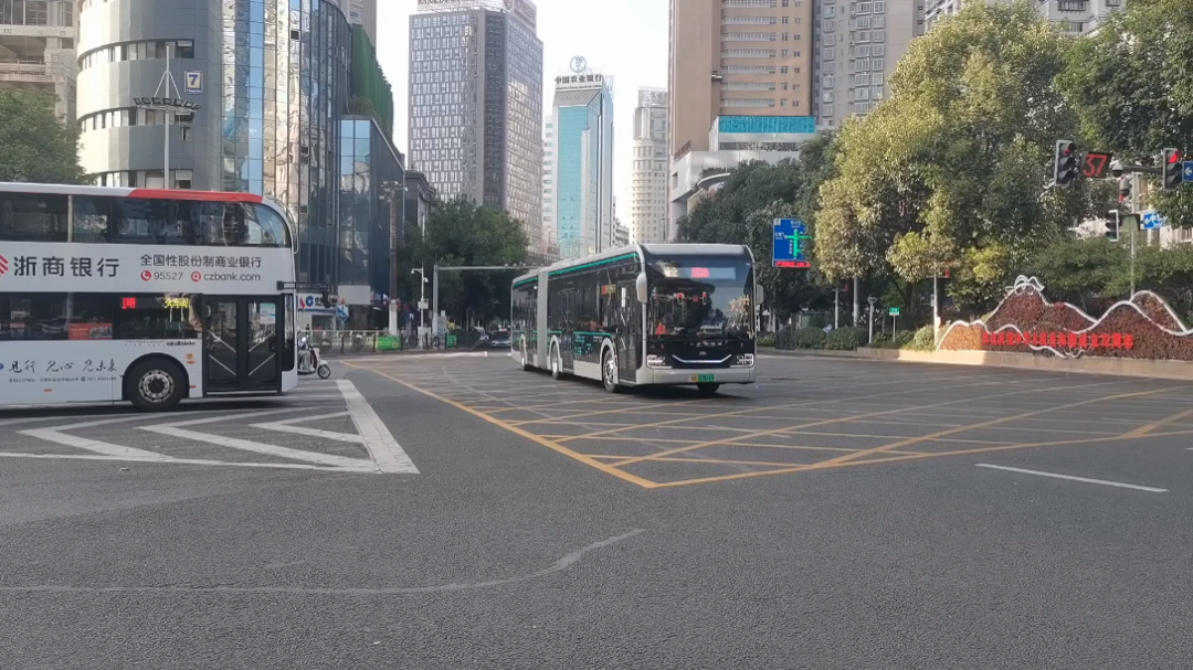 时隔多年,贵阳老城区再次出现了铰接车(宇通黑金刚u18) 你坐了吗?