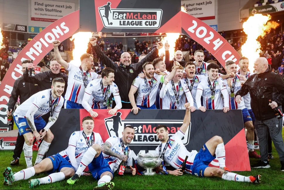 nifl | 2023–24 北爱尔兰联赛杯捧杯时刻 linfield retain the bet