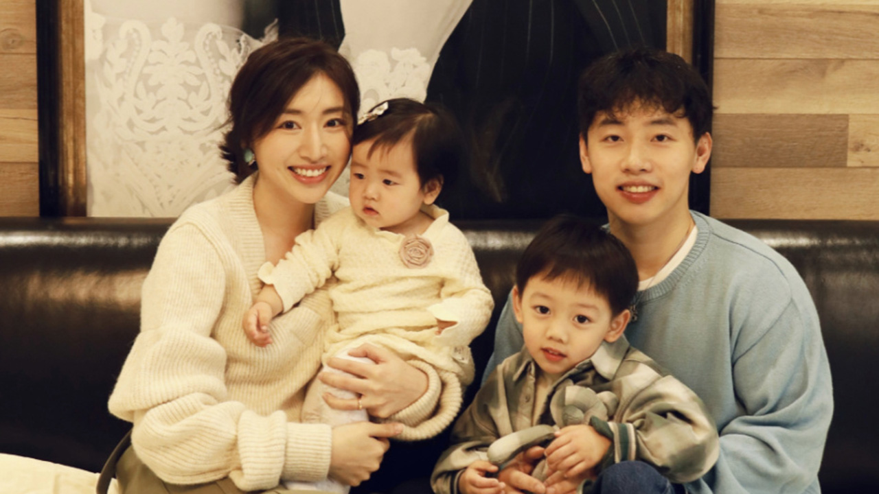 "奥运五金王"邹凯女儿1岁生日,一家四口温馨同框,妹妹长得像爸爸