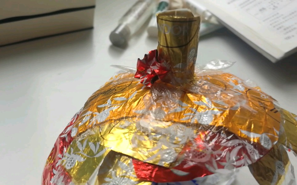 用瑞士莲包装纸做了条裙子