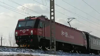 雪后津霸线，辞旧迎新之际，向依然奋战在铁路一线的工作人员致以崇高的敬意——客车K974次永清站四道停车，待避K570次列车，本务沈局沈段HXD3D-0004