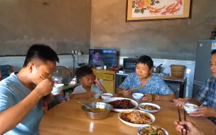 Download Video: 老爸今天在家做一道凉拌白肉，开胃又下饭，太适合夏天吃啦