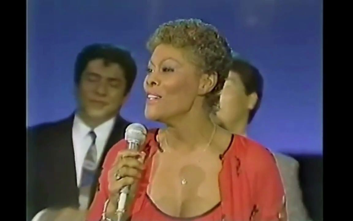 [图]【笑对舞台意外】Dionne Warwick - I'll Never Fall in Love Again 1983.10.17