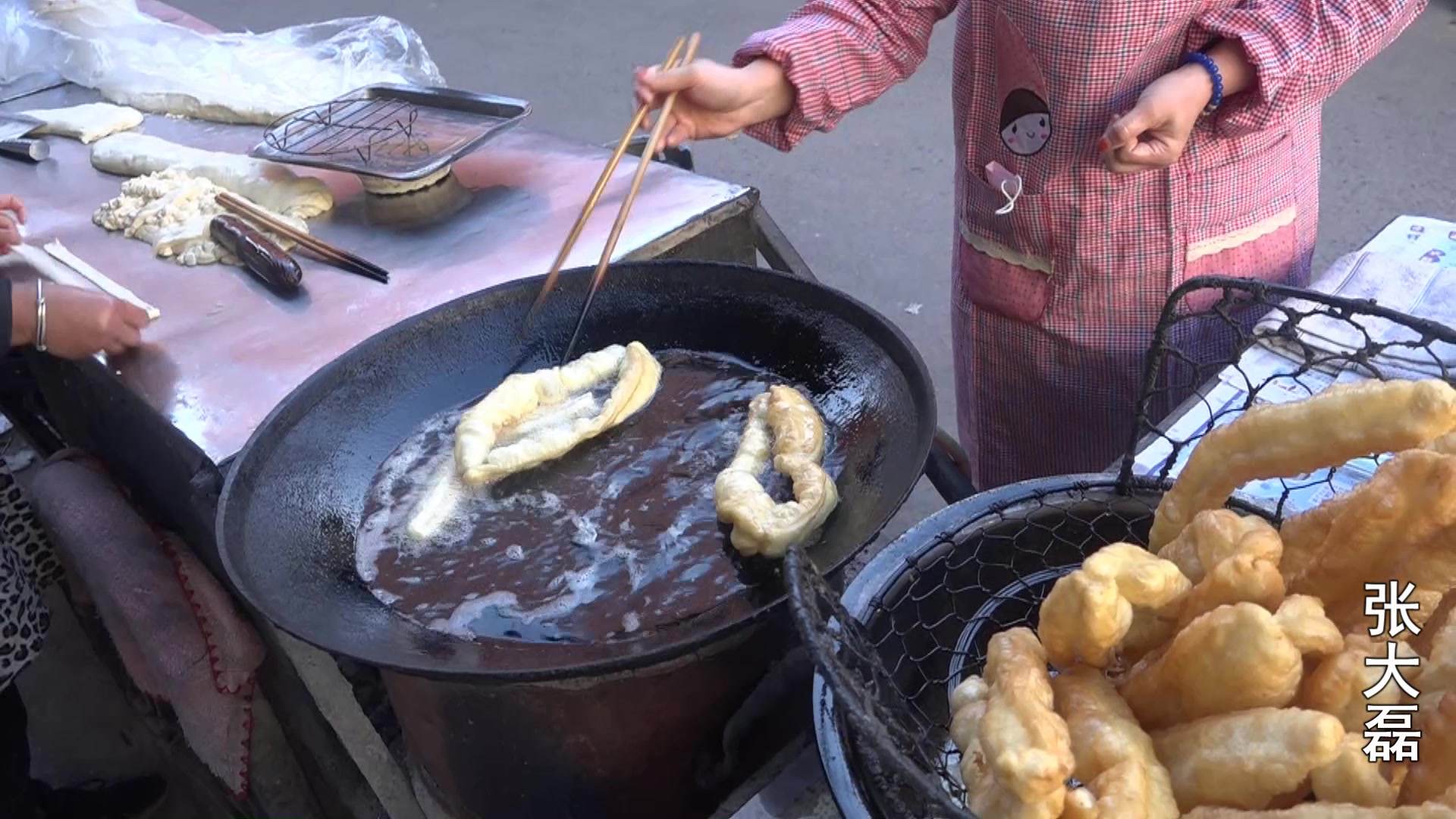 河南特色美食豆腐皮卷油条,看着制作简单,吃起来味还真不错哔哩哔哩bilibili