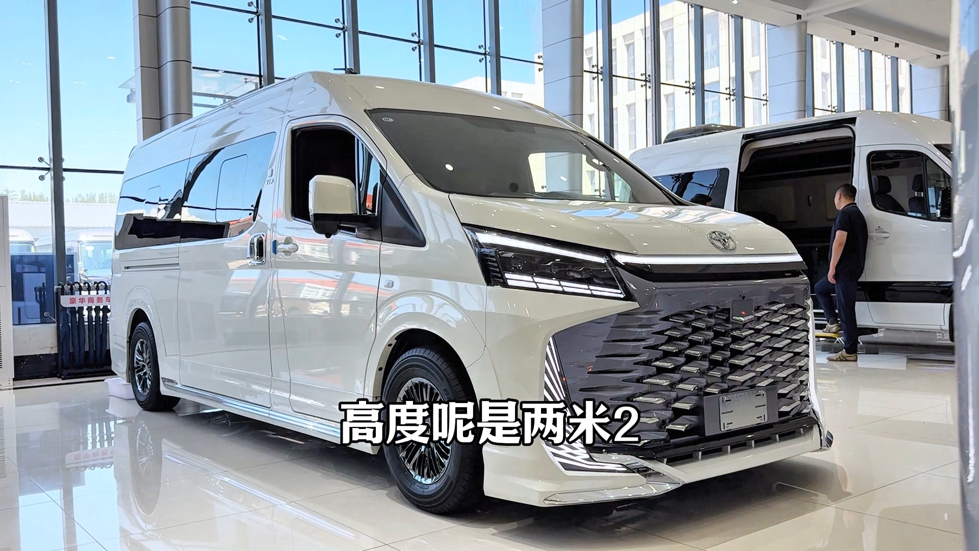 丰田海狮6座带卫生间:堪比房车的商务车