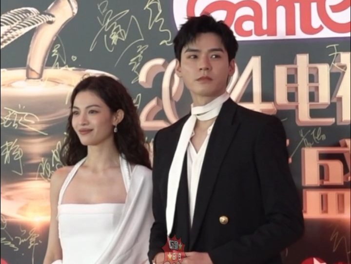 钟楚曦 #龚俊 男神女神集合 听到有单人拍照的part 钟姐立马跳开 好