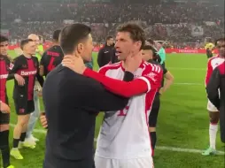 Скачать видео: 阿隆索和穆勒赛后   Alonso 🤝 Müller