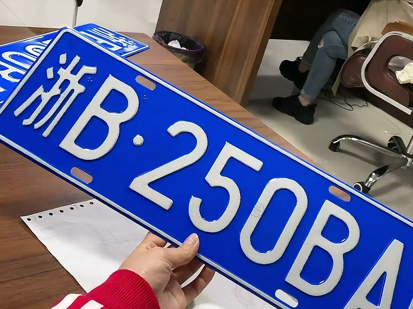 选到奇葩车牌的倒霉蛋,这要上路回头率老高了