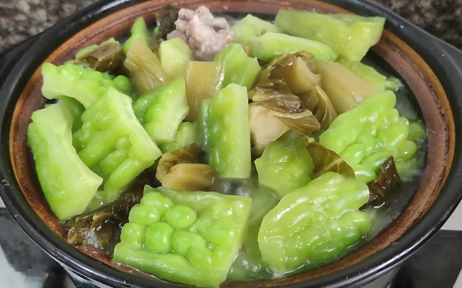 广东苦瓜煲的做法,清热解毒又养颜,鲜嫩爽口特别下饭